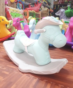 Bập bênh con hươu có phát nhạc Bập bênh con hươu có phát nhạc bập bênh con ngựa cao bồi có mũ có nhạc