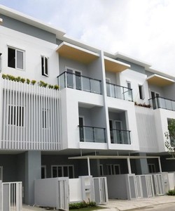 Bán gấp nhà DT 5x17m 1 trệt 2 lầu ngay MT Phan Văn Hớn