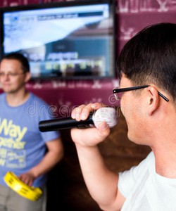 Phụ kiện hỗ trợ hát karaoke tại nhà đơn giản mà vui tươi.