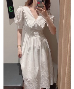 Đầm URBAN trắng dáng dài thêu cổ sen tay phồng