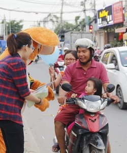 Nhận phát tờ rơi