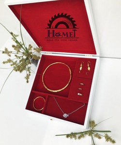 Hộp đựng trang sức cưới màu trắng sang trọng