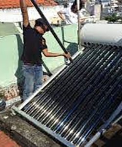 Vệ sinh máy năng lượng mặt trời tại TPHCM