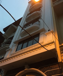 Bán tòa nhà 650m2/9 tầng mặt Vườn Hoa Hoàng Cầu Q.Đống Đa giá 18 tỷ... kinh doanh siêu đỉnh...