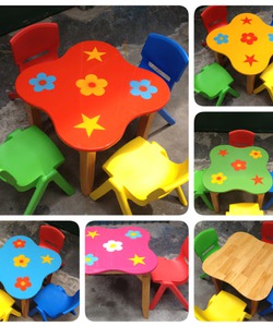 Bàn gỗ hình hoa có màu và có họa tiết