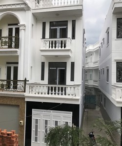 Bán gấp nhà mặt tiền 3 tấm ngay chợ Hiệp Thành giá 8,8 tỷ.