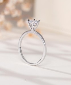 Đeo nhẫn đính hôn tay nào Hiểu đúng về trang sức kim cương cùng Tierra Diamond