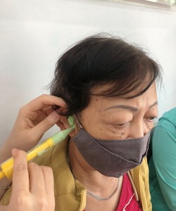 Máy trợ thính Tâm An Làm núm tai theo khuôn tai khi đeo máy trợ thính