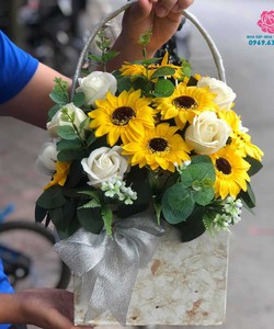 Giỏ hoa sáp hướng dương