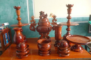 Bộ đồ  thờ  bằng  gỗ  Hương  