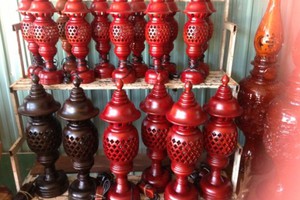 Đèn  thờ  tổ  ong  gỗ  muồng  rất  đẹp