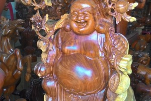 Di Lặc đứng gốc Đào