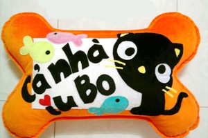 Gối xương thêu tên xinh xắn