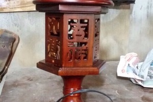 Đèn  một cột lọng chữ  vạn sự như  ý  bằng  gỗ  cực đẹp