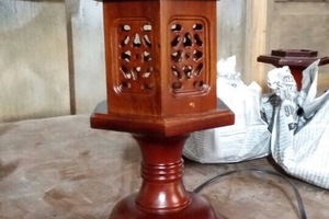 Đèn  một cột lọng bông  bằng  gỗ  muồng