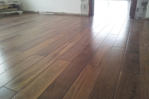 sàn gỗ óc chó tự nhiên.