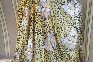 Chăn lông hình con báo nền vàng 1,8x2,1m nặng 1kg