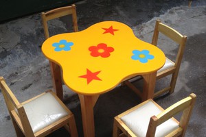 Bàn chân gỗ tự nhiên, mặt gỗ MDF sơn màu 60x60x50cm