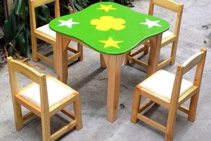 Thanh lý bộ bàn gỗ thông mặt màu sắc rực rỡ