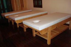 Giường massage chất liệu gỗ nhà em  đều có đủ nhé khách