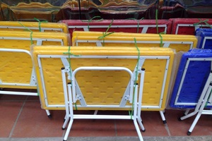 Bàn nhựa đúc có thể gập gọn lại