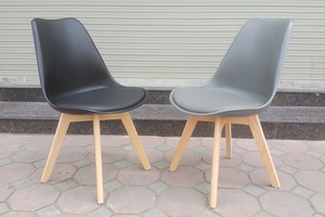 Ghế EAMES có đệm.