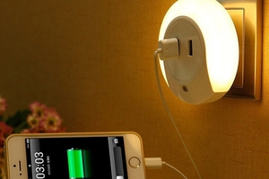 Đèn ngủ cảm biến ánh sáng 2 cổng sạc USB