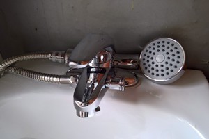 Vòi chậu rửa mặt liền sen tắm nóng lạnh