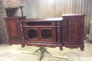 Kệ tivi nhô gỗ đinh hương.