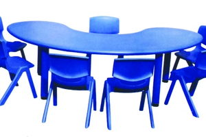 Bàn bán nguyệt dành cho trẻ mầm non