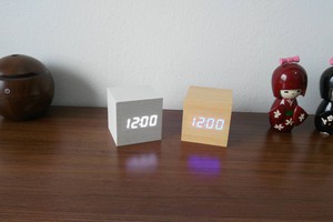 Đồng hồ LED gỗ vuông để bàn trang điểm cho căn phòng của bạn