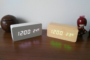 Đồng hồ để bàn LED gỗ chữ nhật cỡ vừa nổi bần bật