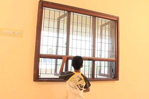 Cửa lưới chống muỗi tự cuốn dễ lắp đặt, giá thành rẻ