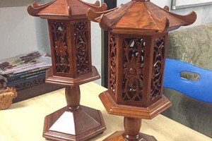 cặp đèn thờ gỗ hương kiểu mái chùa