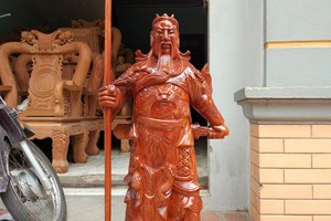Tượng quan công đứng gỗ xà cừ.