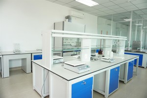 Bàn thí nghiệm trung tâm phòng Hóa - Sinh - Lý