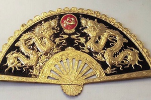 quạt rồng chầu chữ tâm.