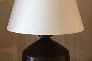 Đèn ngủ chân bình gỗ.