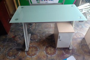 Thanh lý bàn kính làm việc chân sắt 1m2 giá rẻ 