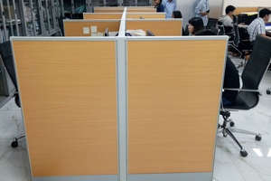 vách ngăn bàn làm việc bằng gỗ 20