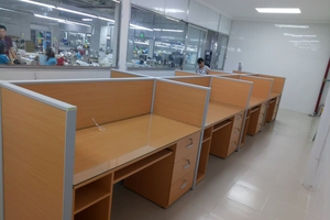 vách ngăn bàn làm việc bằng gỗ 21