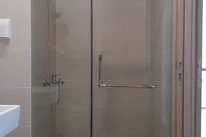 vách kính phòng tắm