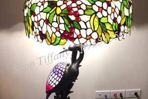 Đèn hạc tiffany họa tiết hoa mận