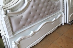 Giường ngủ tân cổ điển.