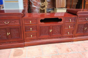 Kệ tivi loại mõ lõm gỗ g.ụ.