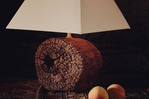 Đèn bàn trang trí thủ công vân gỗ độc lạ