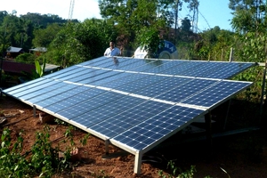 Hệ thống điện năng lượng mặt trời hòa lưới có lưu trữ.