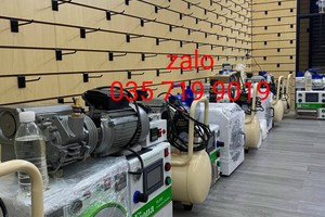 Vách gỗ slatwall cài móc treo trưng bày phụ kiện điện thoại