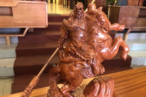 Tượng quan công cưỡi ngựa gỗ hương cao 40 QCC401