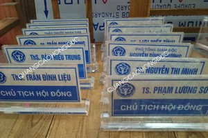 Biển chức danh mica để bàn